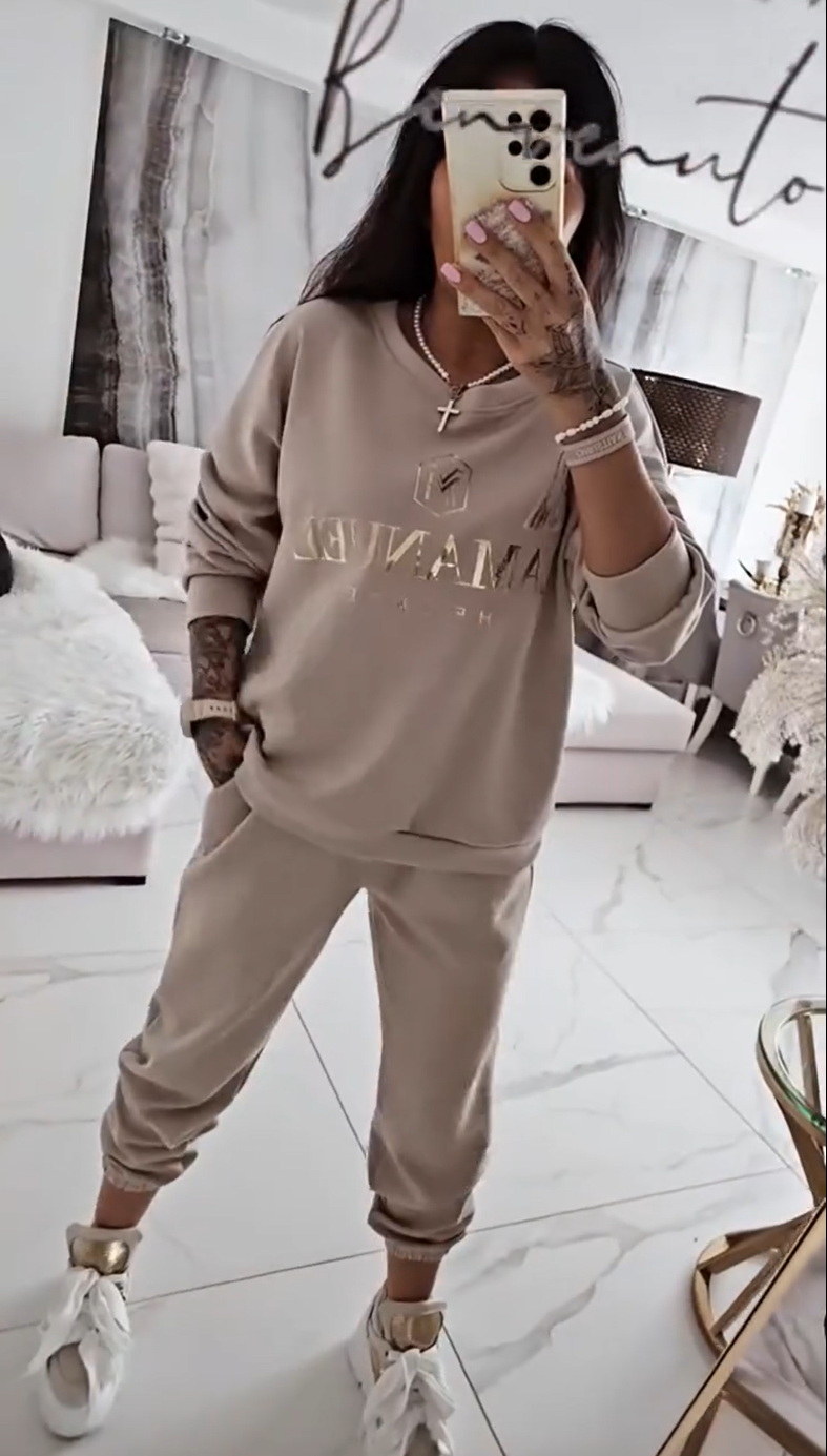 Stylowy zestaw damski – casualowa bluzka z nadrukiem + luźne spodnie.